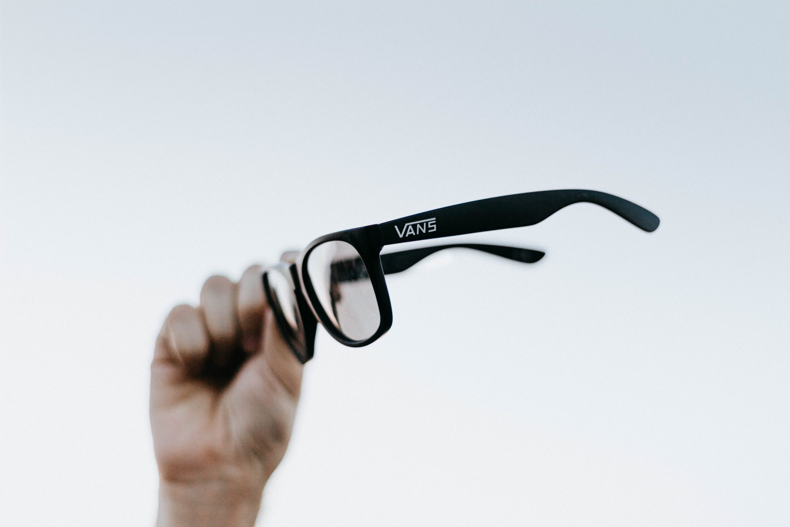 Come pulire gli occhiali da vista: consigli utili per la pulizia di lenti e  montatura